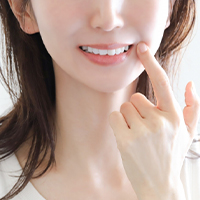 歯をチェックする女性